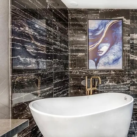 Hanza Tower Black 20 & Pool & Jacuzzi