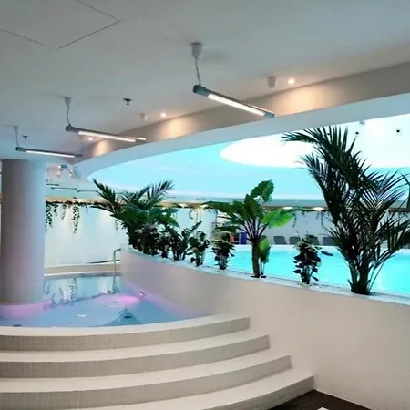 Hanza Tower Black 20 & Pool & Jacuzzi Appartement *